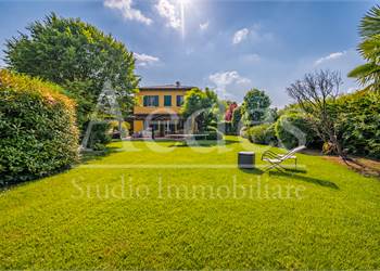 Porzione Villa In Vendita a Modena