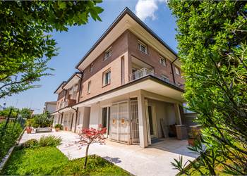 Porzione Villa In Vendita a Modena