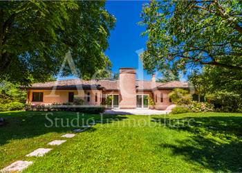 Villa In Vendita a Modena