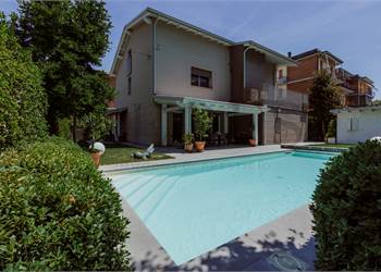 Villa In Vendita a Modena